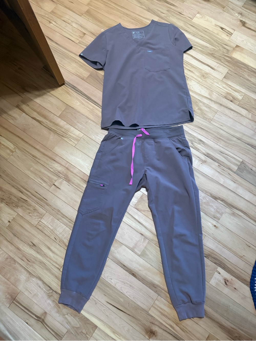 Figs Women’s Smokey Taupe Scrub Top and Jogger Set with Pink Drawstring